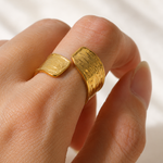 Load image into Gallery viewer, Evie Faltiger Geometrischer Offener Ring – 18K Goldbeschichtet