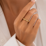 Load image into Gallery viewer, Layne Minimalist Herzring – 18 Karat vergoldet
