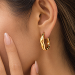 Load image into Gallery viewer, Elaia Minimalistische Wellen-Hoop-Ohrringe – 18 Karat vergoldet
