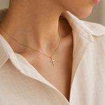 Load image into Gallery viewer, Genesis minimalistisches Kreuz-Halskette – 18 Karat vergoldet
