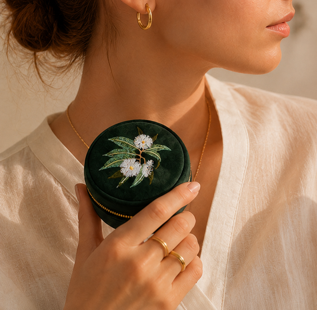 Boîte à bijoux en velours artisanale Olive – Organisateur de bijoux de voyage brodé
