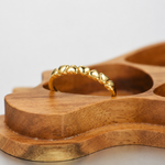 Load image into Gallery viewer, Layne Minimalist Herzring – 18 Karat vergoldet
