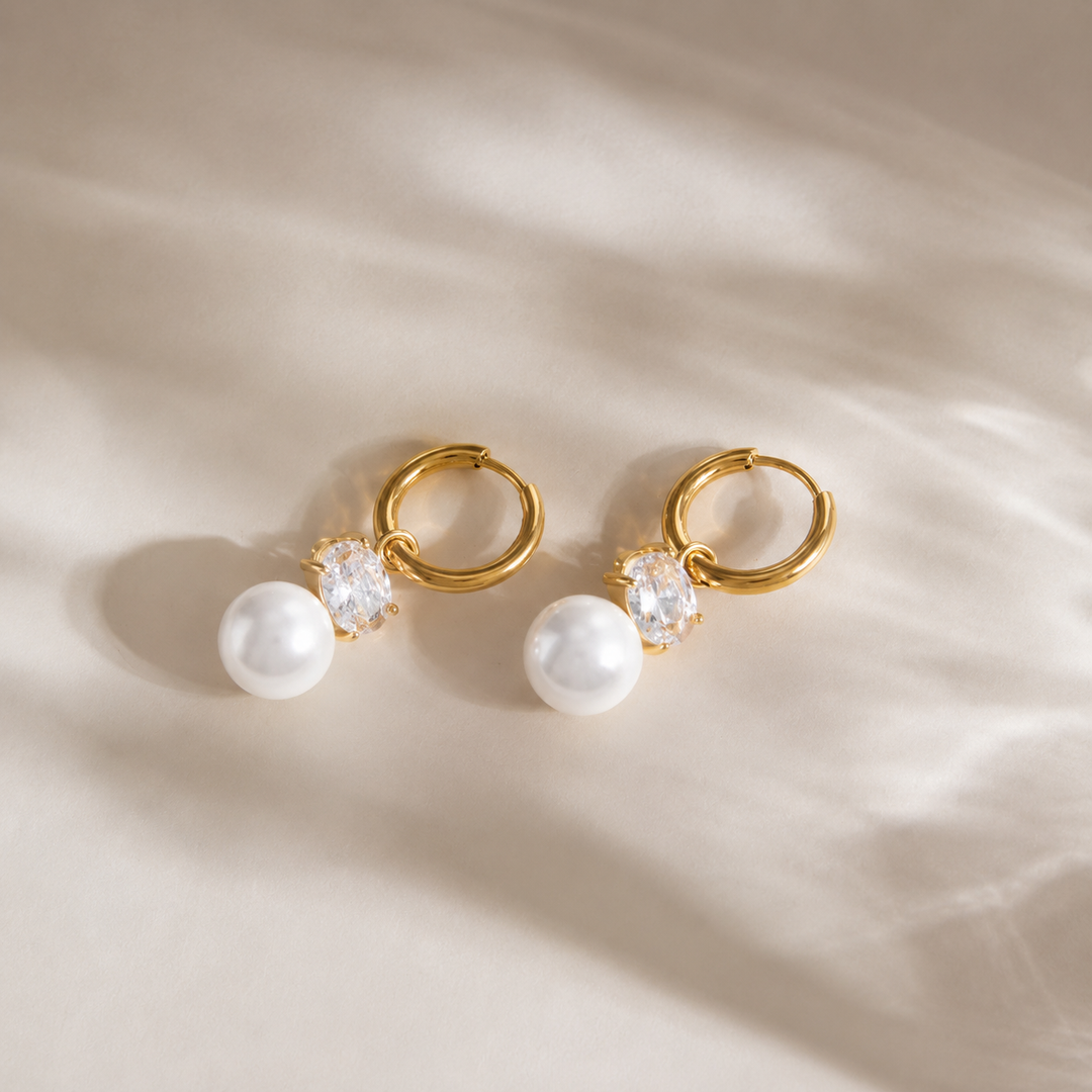 Orecchini a cerchio huggie Gaia Pearl & Zirconia – Placcati in oro 18K impermeabili