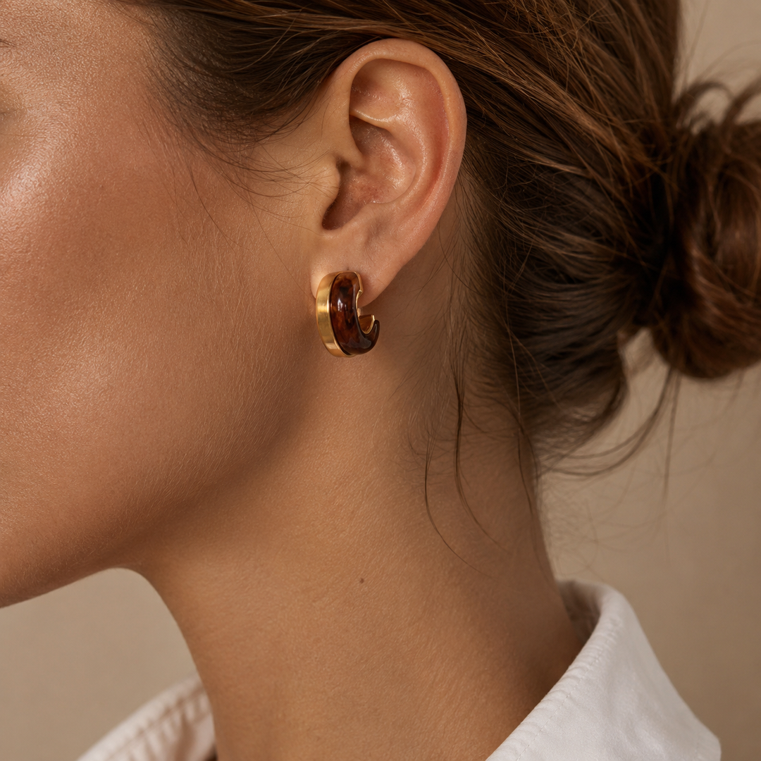 Boucles d'oreilles créoles Estelle en résine ambre – plaquées or 18 carats, étanches