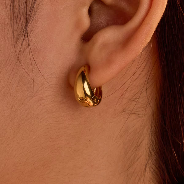 Chloe Classic Gold Hoop Earrings – 18K Gold-Plated