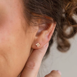 تحميل الصورة في عارض المعرض، Clover Pearl Stud Earrings – 18K Gold-Plated &amp; Silver-Plated Waterproof
