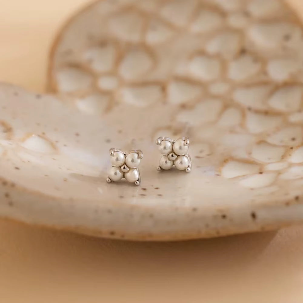 Clover Pearl Stud Earrings – 18K Gold-Plated & Silver-Plated Waterproof
