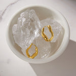 Load image into Gallery viewer, Elaia Minimalistische Wellen-Hoop-Ohrringe – 18 Karat vergoldet
