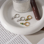 Load image into Gallery viewer, Petra Crystal Huggie Drop Ohrringe – 18 Karat vergoldet
