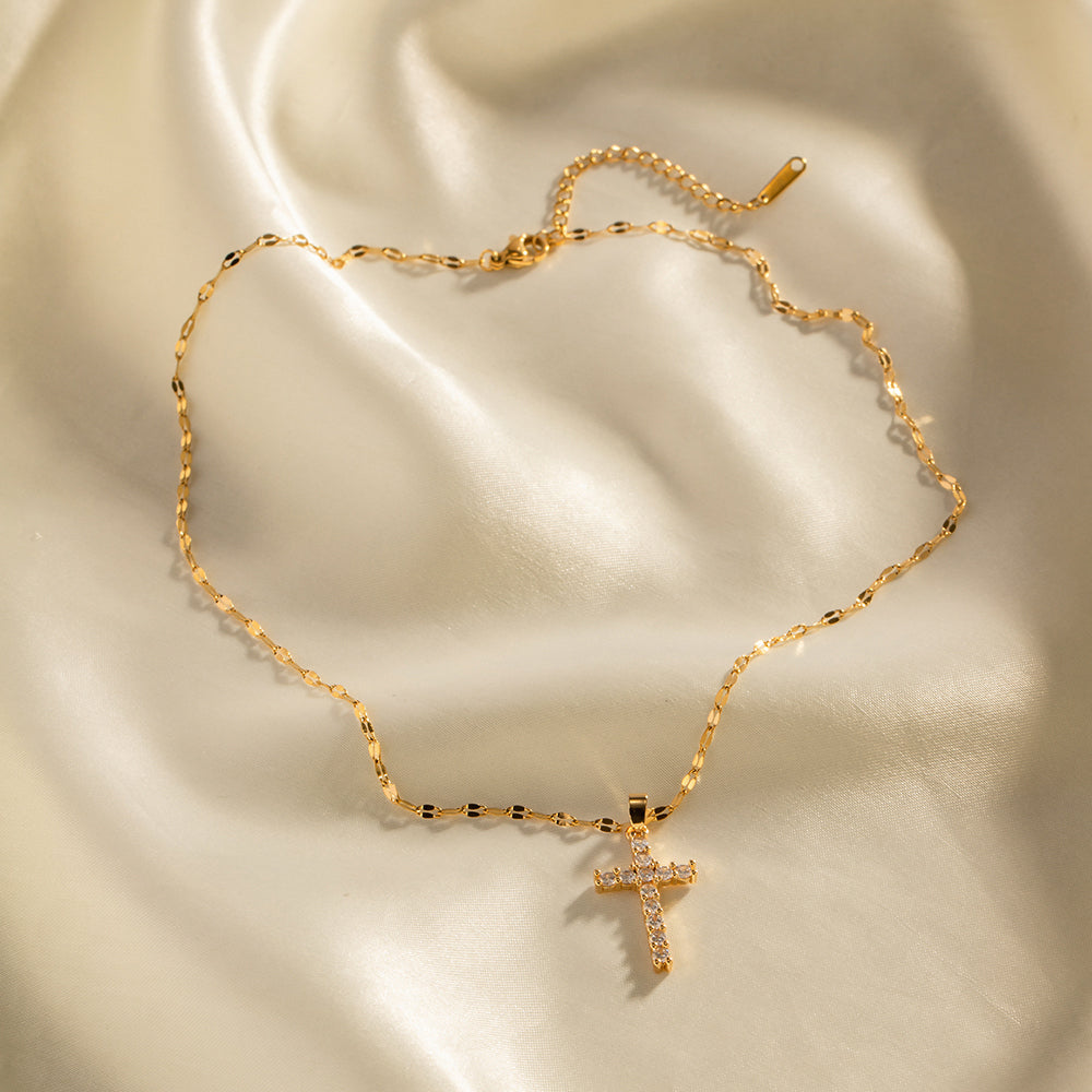 Collana a croce Edith con zirconi bianchi – placcata in oro 18 carati