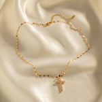 Load image into Gallery viewer, Collana a croce Edith con zirconi bianchi – placcata in oro 18 carati
