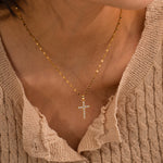 Load image into Gallery viewer, Collana a croce Edith con zirconi bianchi – placcata in oro 18 carati
