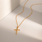 Load image into Gallery viewer, Genesis minimalistisches Kreuz-Halskette – 18 Karat vergoldet
