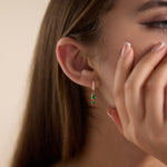 Load image into Gallery viewer, Petra Crystal Huggie Drop Ohrringe – 18 Karat vergoldet
