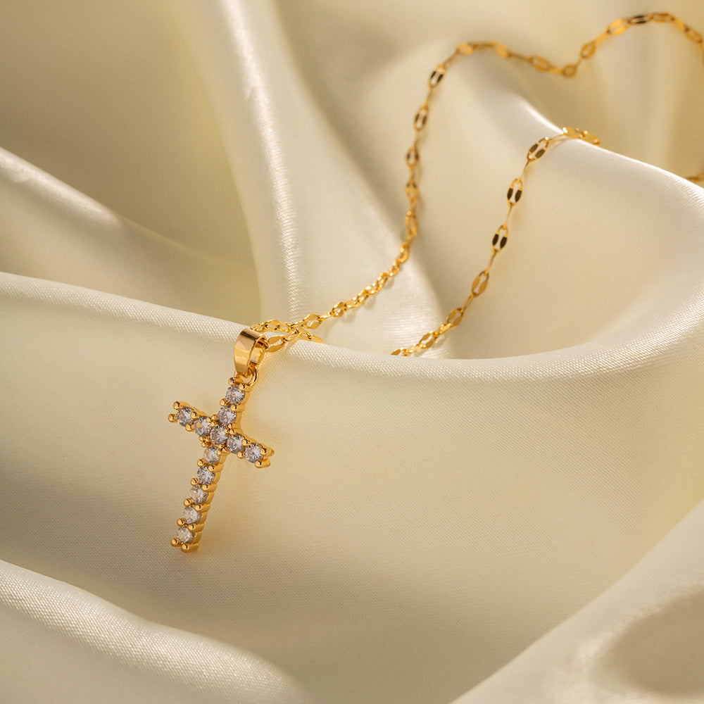Collana a croce Edith con zirconi bianchi – placcata in oro 18 carati