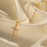 Load image into Gallery viewer, Collana a croce Edith con zirconi bianchi – placcata in oro 18 carati
