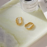 Load image into Gallery viewer, Elaia Minimalistische Wellen-Hoop-Ohrringe – 18 Karat vergoldet

