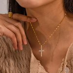 Load image into Gallery viewer, Collana a croce Edith con zirconi bianchi – placcata in oro 18 carati
