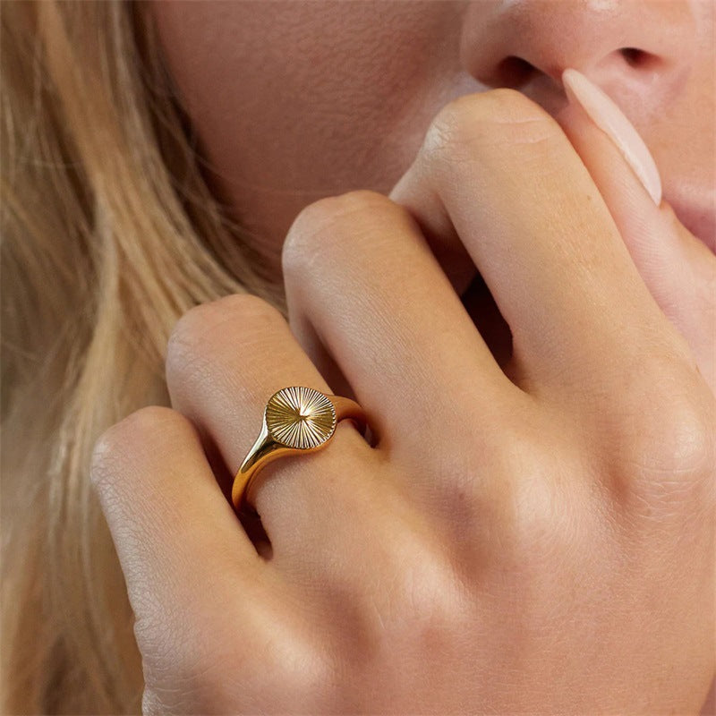 Léa Round Pattern Ring – 18K Gold-Plated