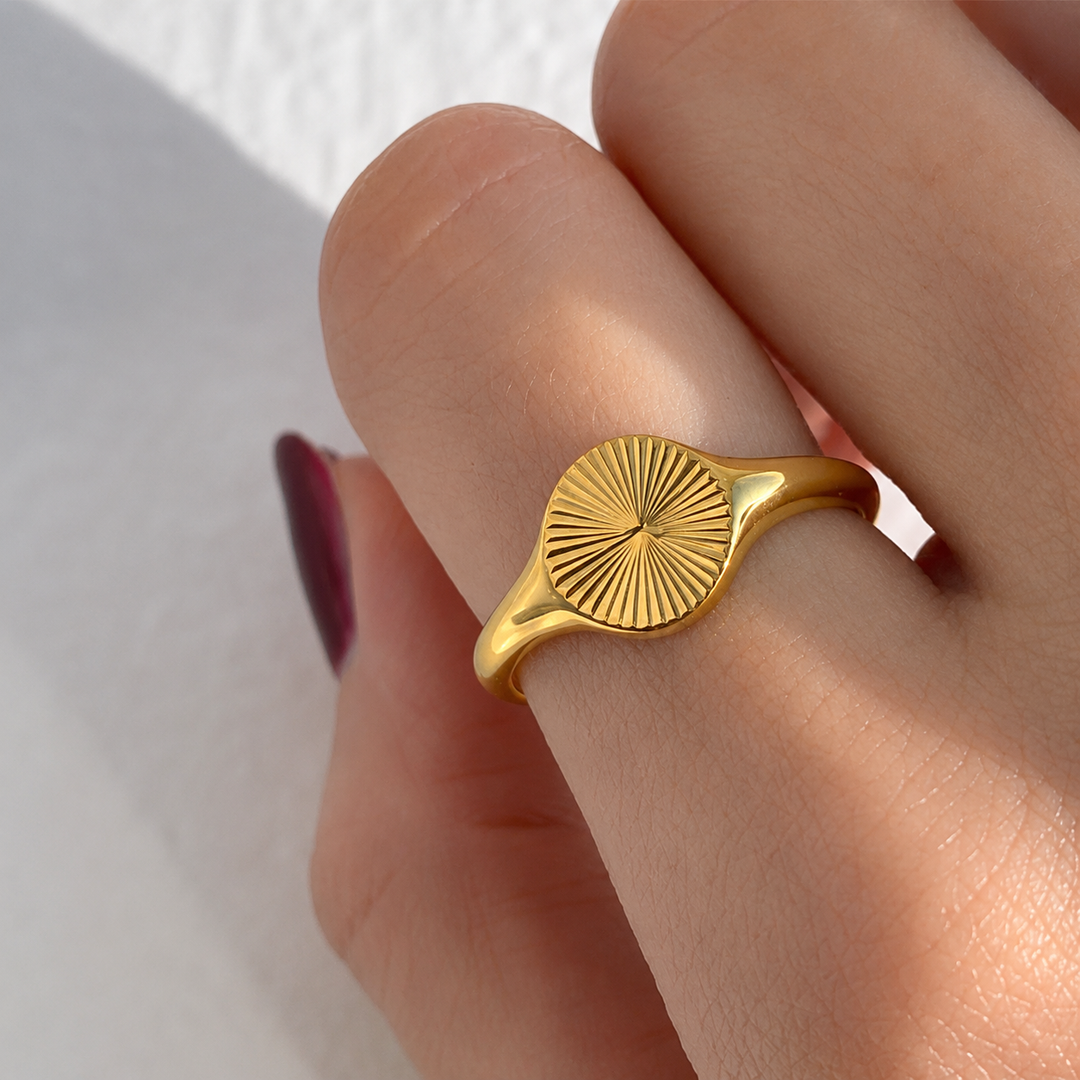 Léa Round Pattern Ring – 18K Gold-Plated