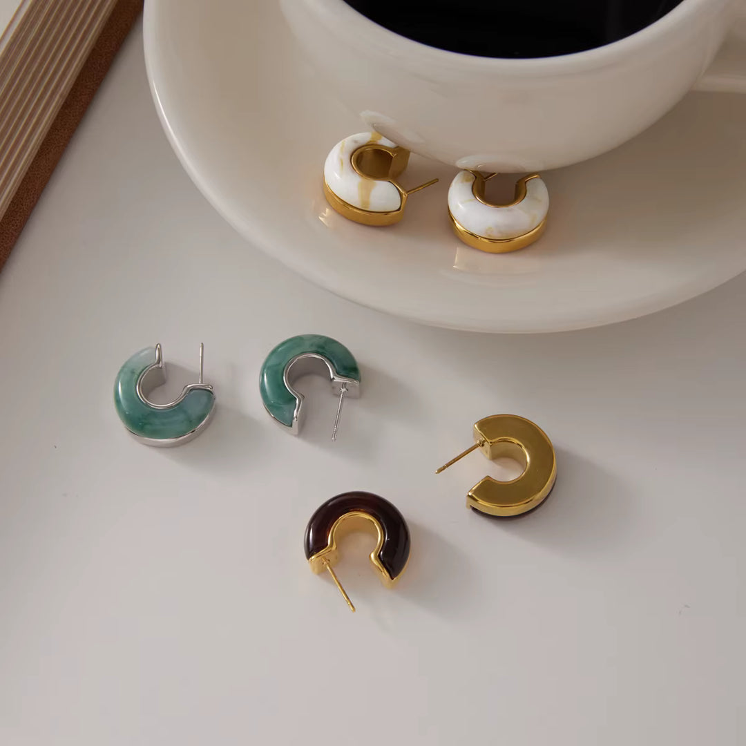 Boucles d'oreilles créoles Estelle en résine ambre – plaquées or 18 carats, étanches