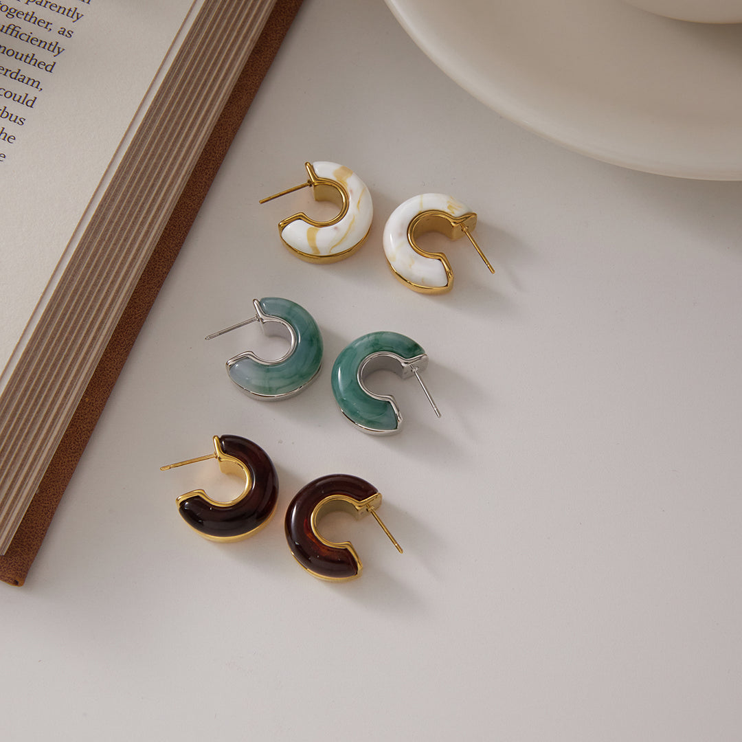 Boucles d'oreilles créoles Estelle en résine ambre – plaquées or 18 carats, étanches